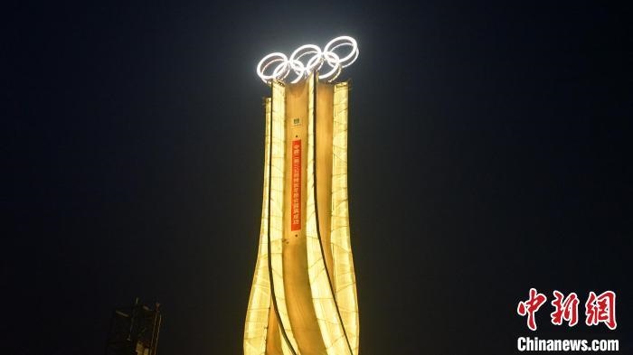 1月25日，由中建二局三公司承建的“海陀塔”順利竣工，奧運五環(huán)閃耀延慶冬奧賽區(qū)?！≈薪ǘ秩竟﹫D
