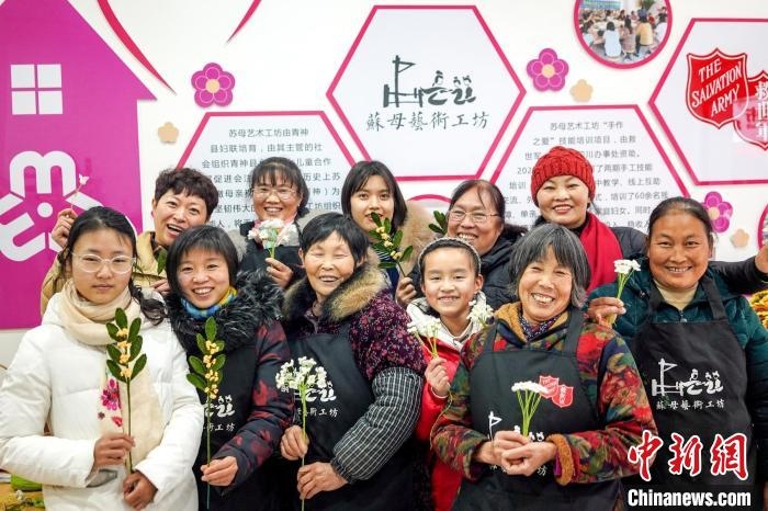 “蘇母藝術(shù)工坊”文創(chuàng)工作室的姐妹們?！」帕捡x 攝