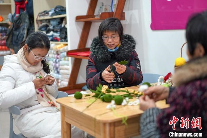 文創(chuàng)工作室的姐妹們正在鉤織月桂葉片?！」帕捡x 攝