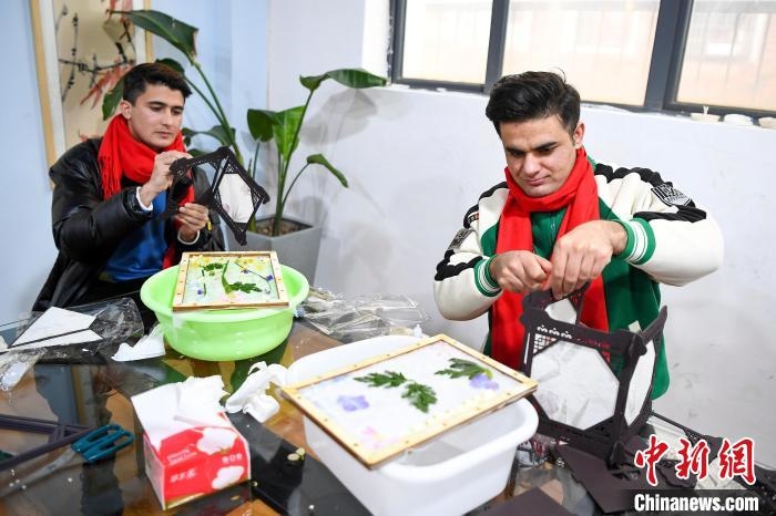 巴基斯坦留學(xué)生制作燈籠?！钊A峰 攝