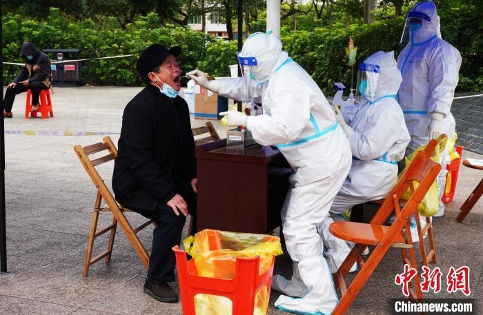 圖為德?？h組織民眾接受核酸檢測?！〉卤？h融媒體中心供圖