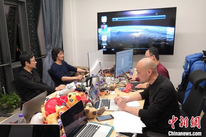 廣州美術(shù)學(xué)院曹雪、劉平云帶領(lǐng)的設(shè)計團隊對北京冬奧會吉祥物加班加點進行修改設(shè)計。(資料圖) 劉平云供圖