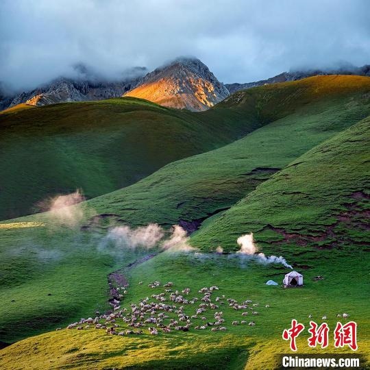 圖為作品《晨光炊煙》?！〗股?攝