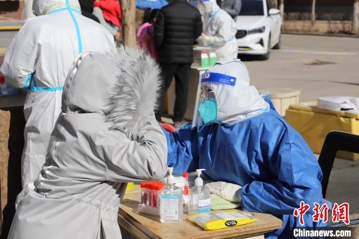 呼和浩特市民做核酸。　張林虎 攝