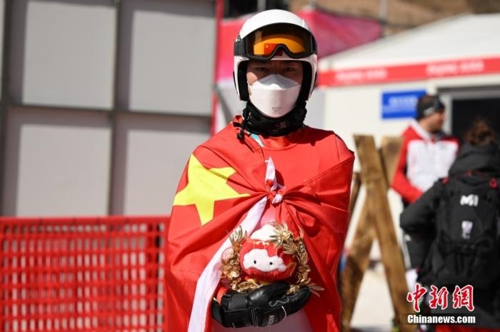 3月6日，中國選手梁景怡在賽后手捧吉祥物。當日，北京2022年冬殘奧會殘奧高山滑雪男子超級大回轉-站姿決賽在國家高山滑雪中心舉行，中國選手梁景怡奪得冠軍。 <a target='_blank' href='/'>中新社</a>記者 劉冉陽 攝 　