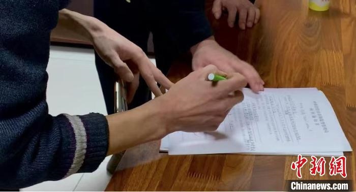 圖為現(xiàn)場(chǎng)下達(dá)詢問(wèn)通知書。　李婷婷 攝