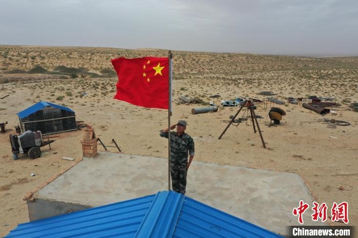 圖為每天升旗是謝寶民的必修課?！∈茉L者供圖