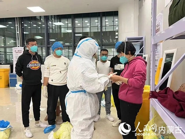 醫(yī)護(hù)人員正在方艙醫(yī)院工作。呼和浩特市第一醫(yī)院供圖