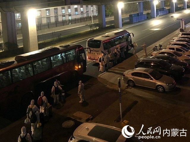 高校學(xué)生有序登車，前往隔離點(diǎn)。內(nèi)蒙古教育廳供圖