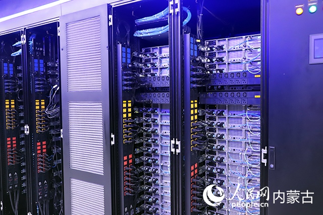 內(nèi)蒙古高性能計算公共服務(wù)平臺機房。人民網(wǎng)記者 苗陽攝
