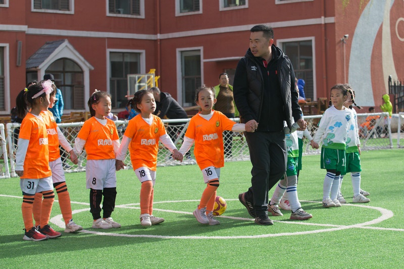 8.趣味比賽結(jié)束后，足球教師武穆帶領(lǐng)孩子們到場邊謝場.jpg