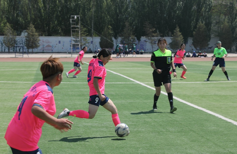 3.大學(xué)生足球聯(lián)賽本科組比賽現(xiàn)場，內(nèi)蒙古民族大學(xué)（粉色）對陣呼和浩特民族學(xué)院.JPG