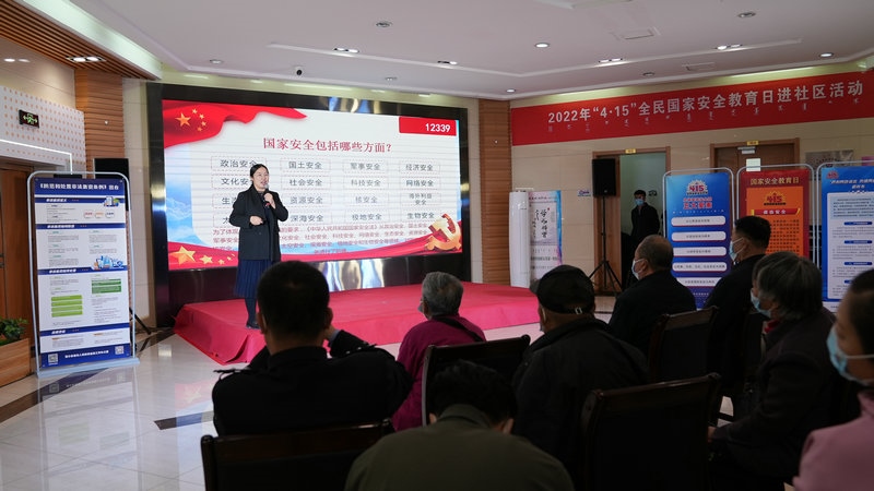 線下聯(lián)合各國家安全委員單位同步開展“國家安全進社區(qū)”活動，現(xiàn)場通過以國家安全知識問答為主線，穿插烏蘭牧騎演出、國家安全宣講、發(fā)放國家安全法律法規(guī)讀本等形式，圍繞什么是國家安全、國家安全包含哪些內(nèi)容、如何維護國家安全等方面，為社區(qū)老百姓開展宣傳宣講，同時作為現(xiàn)場“進社區(qū)”活動與線上直播活動連線，把現(xiàn)場熱烈氣氛帶到網(wǎng)絡(luò)，與大家共同分享。 (4)_副本.jpg