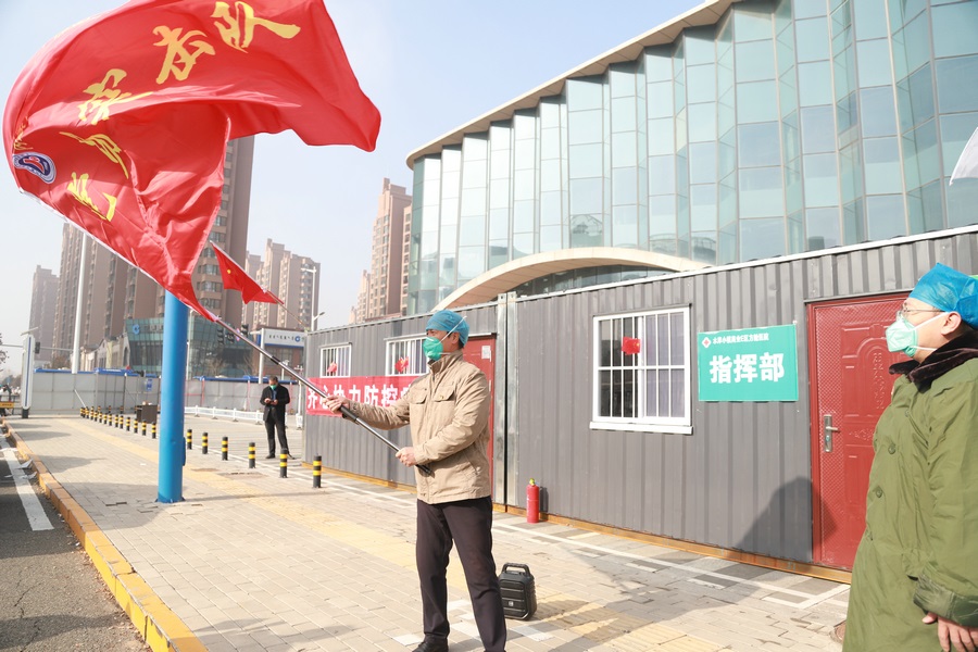 1670035700477351.jpg 水岸小鎮(zhèn)2號方艙黨日活動授旗.JPG