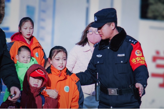 站好“護學崗”，守護“成長路”——南地公安持續(xù)開展護學行動494.png