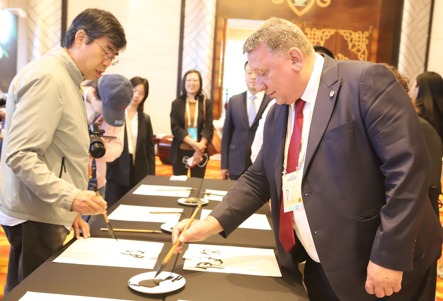 非遺、書(shū)法、文創(chuàng)齊亮相！2025年國(guó)家重要橋頭堡智庫(kù)論壇讓中外嘉賓讀懂北疆文化