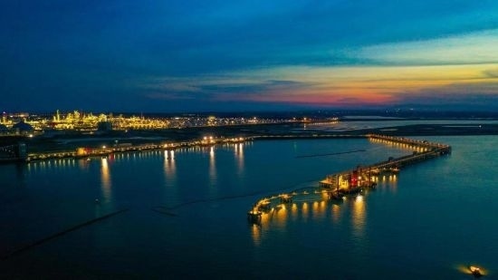 圖為中科煉化自建港口碼頭，30萬噸級(jí)原油泊位
