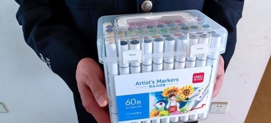 民警送上的馬克筆。資陽(yáng)市公安供圖