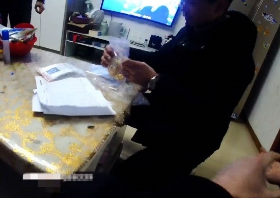 失主對(duì)照清單清點(diǎn)黃金等貴重物品。資陽(yáng)市公安供圖