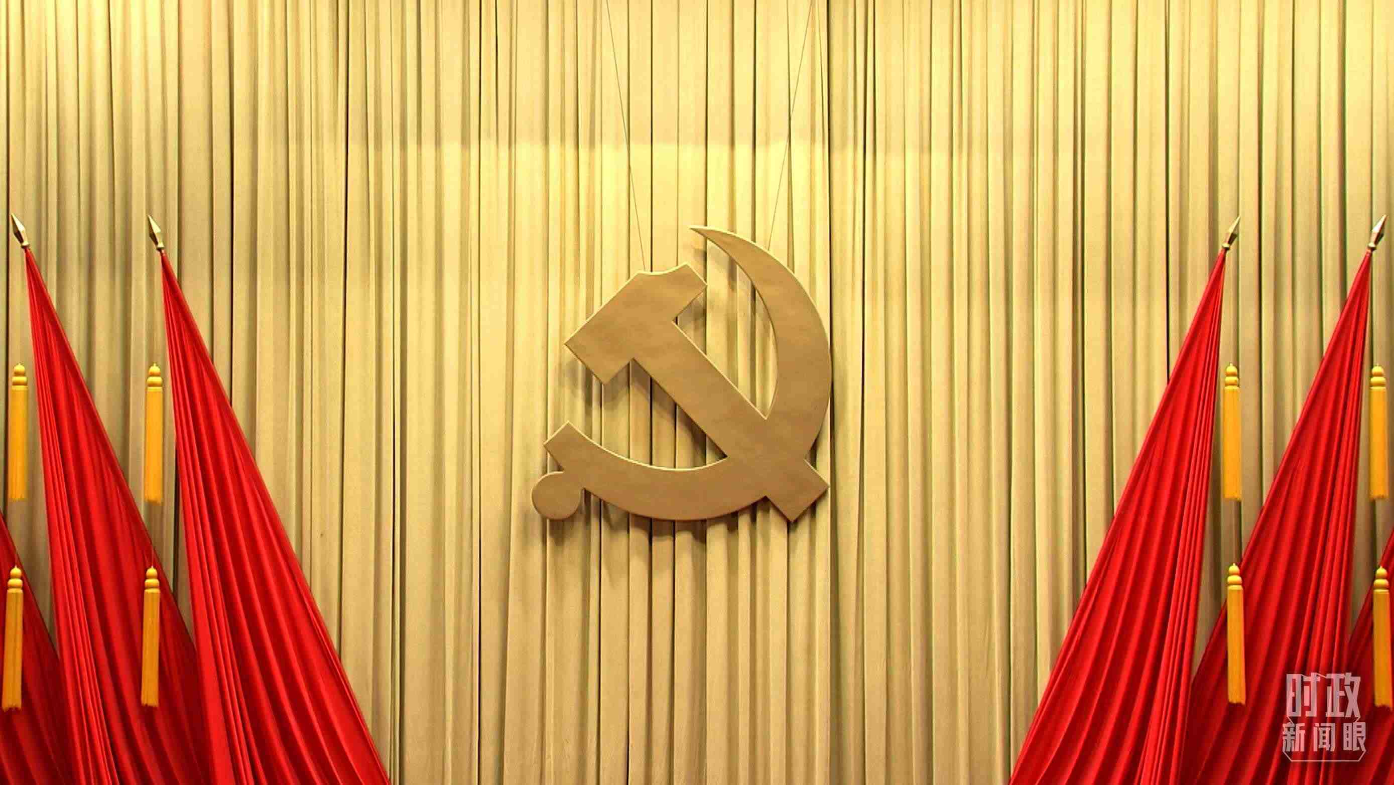 △會場上莊嚴的黨徽。（總臺央視記者郭鴻拍攝）