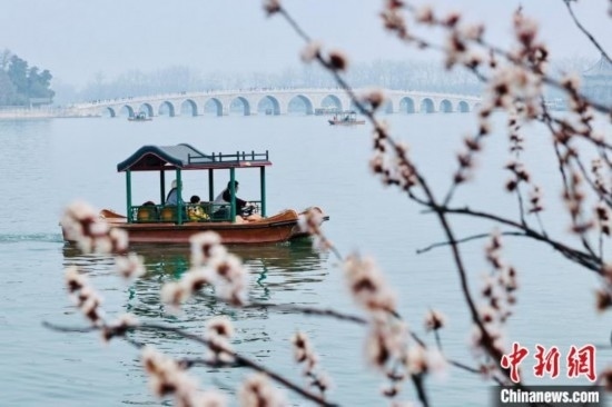 20日，頤和園游船開航。<a target='_blank' data-cke-saved-href='/' href='/'><p align=