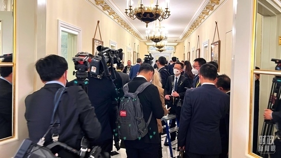  △等待進入會場的新聞記者擠滿走廊。（總臺央視記者程鋮拍攝）