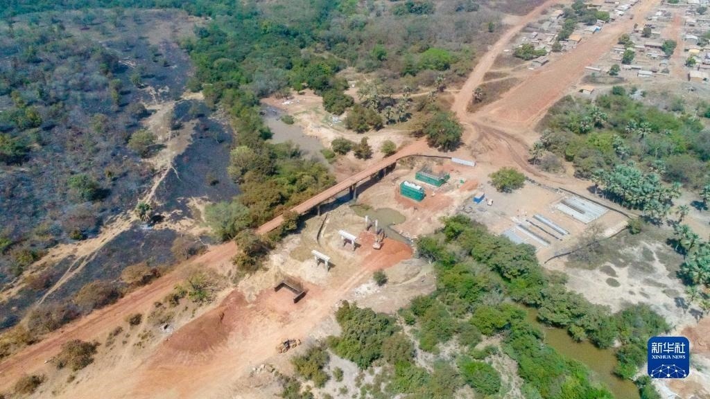 這是1月12日在科特迪瓦西北部奧迭內(nèi)省拍攝的北部公路項(xiàng)目施工現(xiàn)場（無人機(jī)照片）。新華社發(fā)（中國港灣工程有限責(zé)任公司供圖）