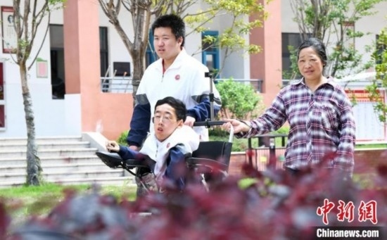 碰上天氣好，朱金祥就會(huì)利用休息時(shí)間，和鐘華強(qiáng)母親將其推出來賞賞花，曬曬太陽(yáng)，呼吸一下外面的新鮮空氣。 卓忠偉 攝