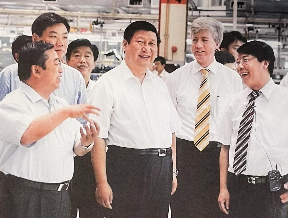 2007年7月，習近平調(diào)研上海大眾汽車有限公司。