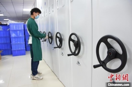 圖為鄭州大學(xué)人骨考古實驗室內(nèi)的骨骼標本庫。王宇 攝