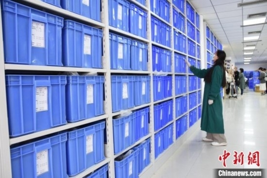 圖為鄭州大學(xué)人骨考古實驗室內(nèi)的骨骼標本庫。王宇 攝