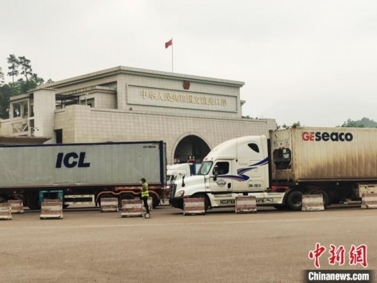 近日，位于中越邊境廣西憑祥市的友誼關(guān)口岸車水馬龍，裝載著東盟水果的跨境車輛來往不斷。黃艷梅 攝
