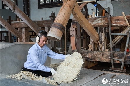 宣紙制作工藝——制簾。人民網記者 張俊攝