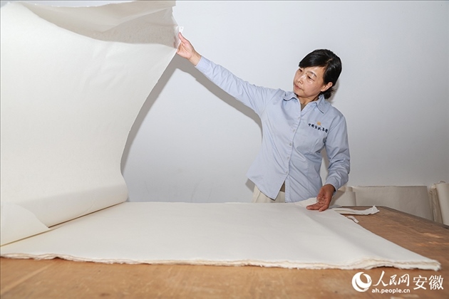 制簾需要將蔑條通過專門的小孔磨細。人民網記者 張俊攝