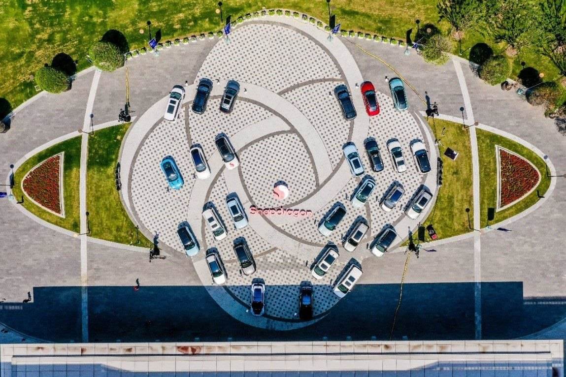 峰會戶外整車展示區(qū)俯瞰圖。（受訪者供圖）