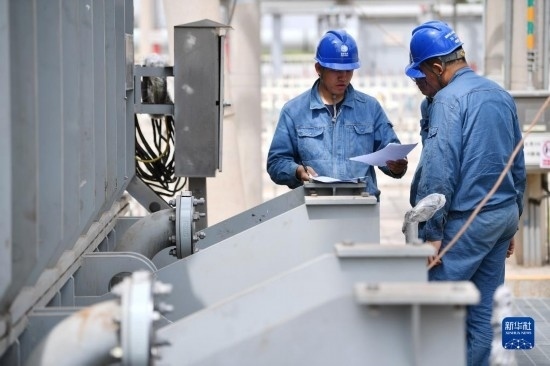 5月27日，電力工人在工程現(xiàn)場進(jìn)行檢修作業(yè)。