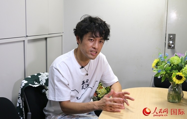 竹內(nèi)亮接受人民網(wǎng)專訪。人民網(wǎng) 許可攝