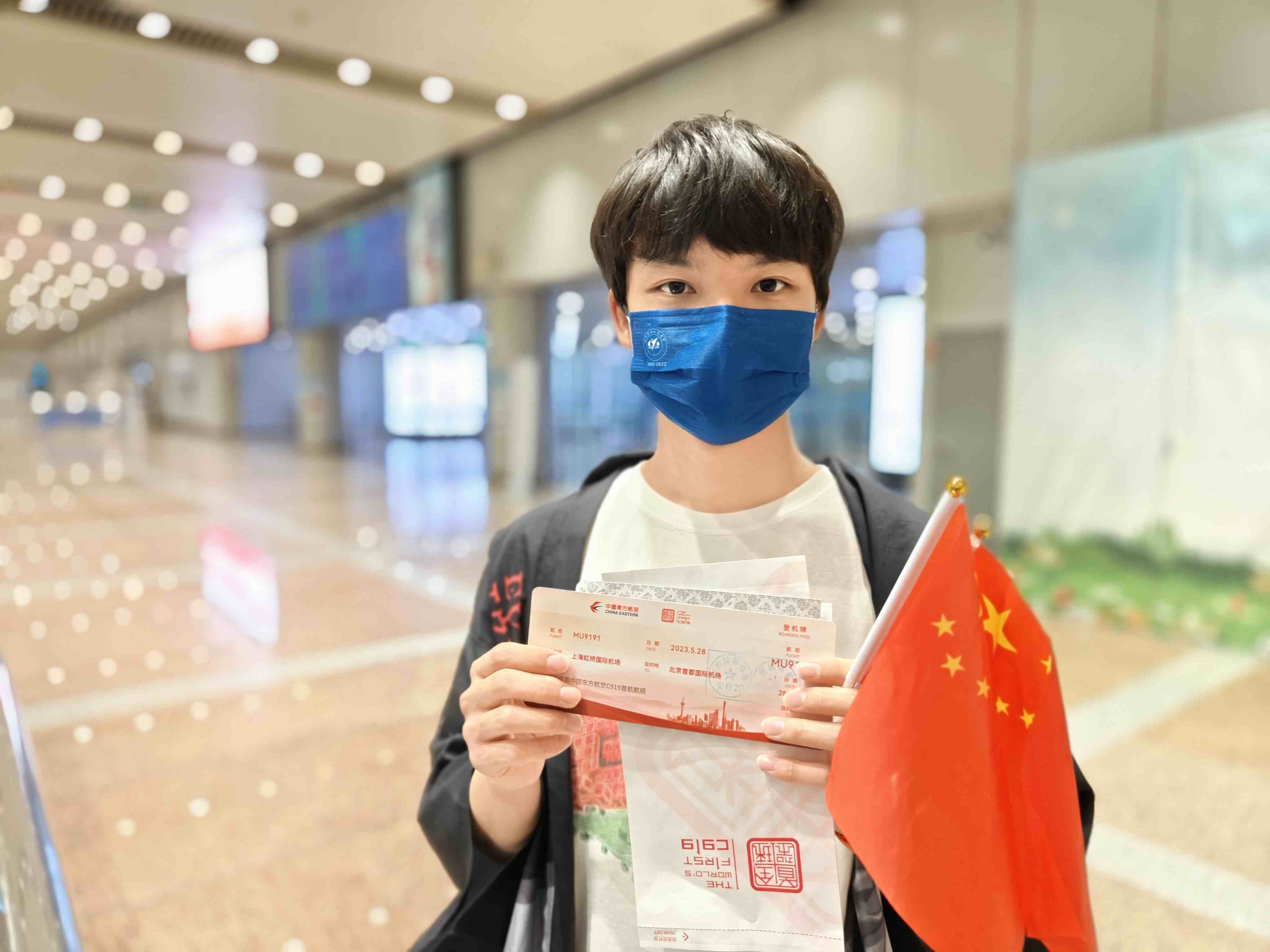 張可立向記者展示有著紀(jì)念意義的登機(jī)牌。人民網(wǎng)記者 夏曉倫攝