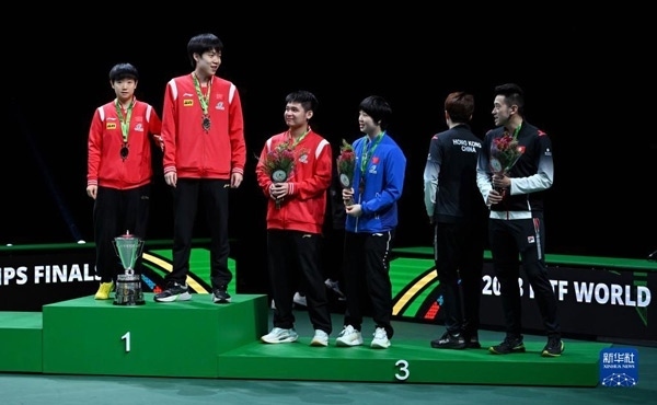 5月26日，冠軍中國組合王楚欽（左二）/孫穎莎（左一）與季軍中國組合林詩棟（左三）/蒯曼（左四）、中國香港組合黃鎮(zhèn)廷（右一）/杜凱琹在頒獎(jiǎng)儀式后交流。新華社記者 陶希夷攝