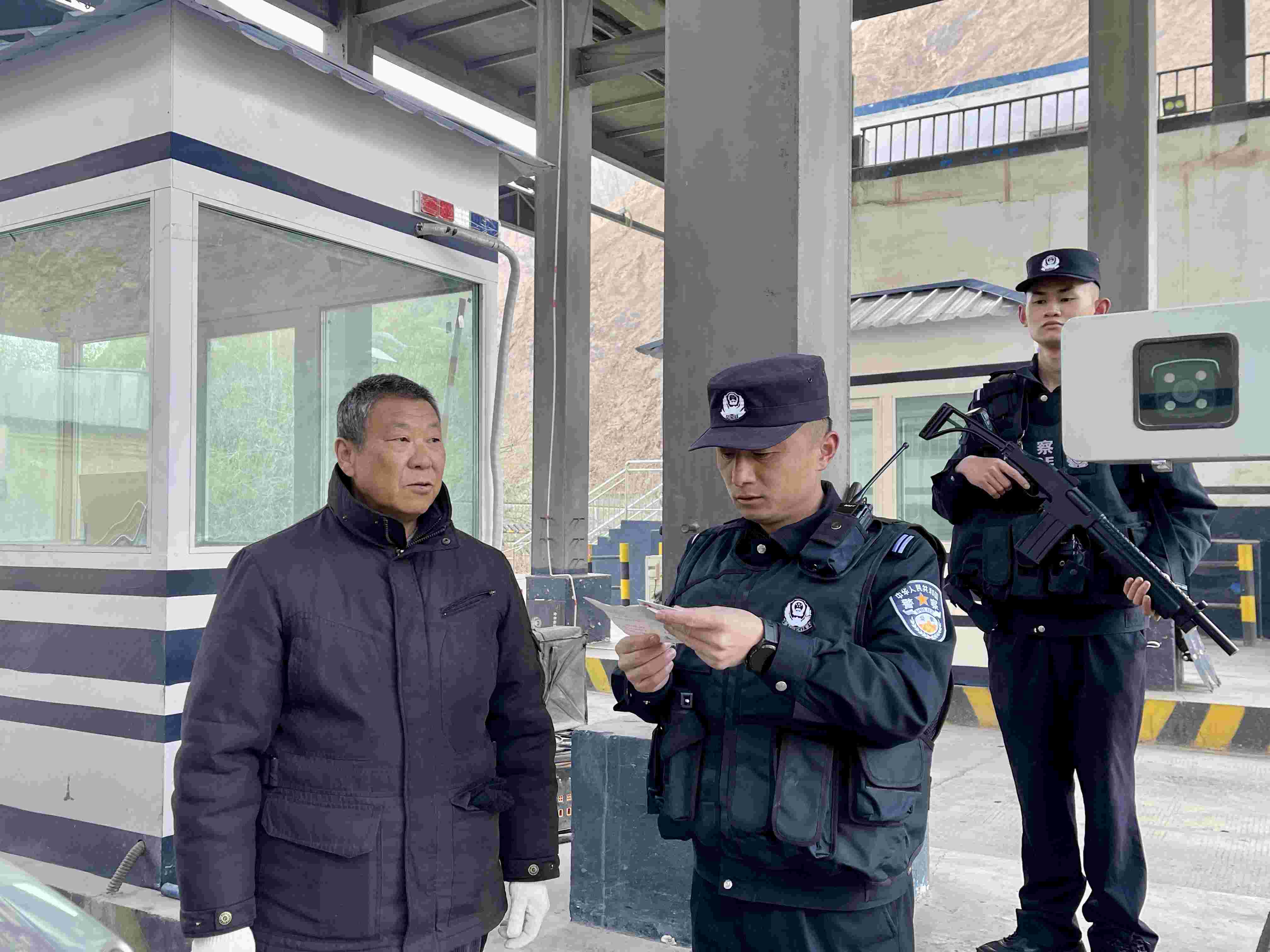 在庫地邊境檢查站，陳暢核對進出邊境管理區(qū)人員信息。人民網 周靜圓攝