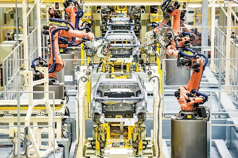 發(fā)展新能源汽車是我國從汽車大國邁向汽車強(qiáng)國的必由之路。2022年中國新能源汽車產(chǎn)銷分別實現(xiàn)705.8萬輛和688.7萬輛，連續(xù)8年位居世界第一。圖為廣汽埃安第一智造中心焊裝車間正在熱火朝天地生產(chǎn)。 廣汽埃安新能源汽車股份有限公司供圖