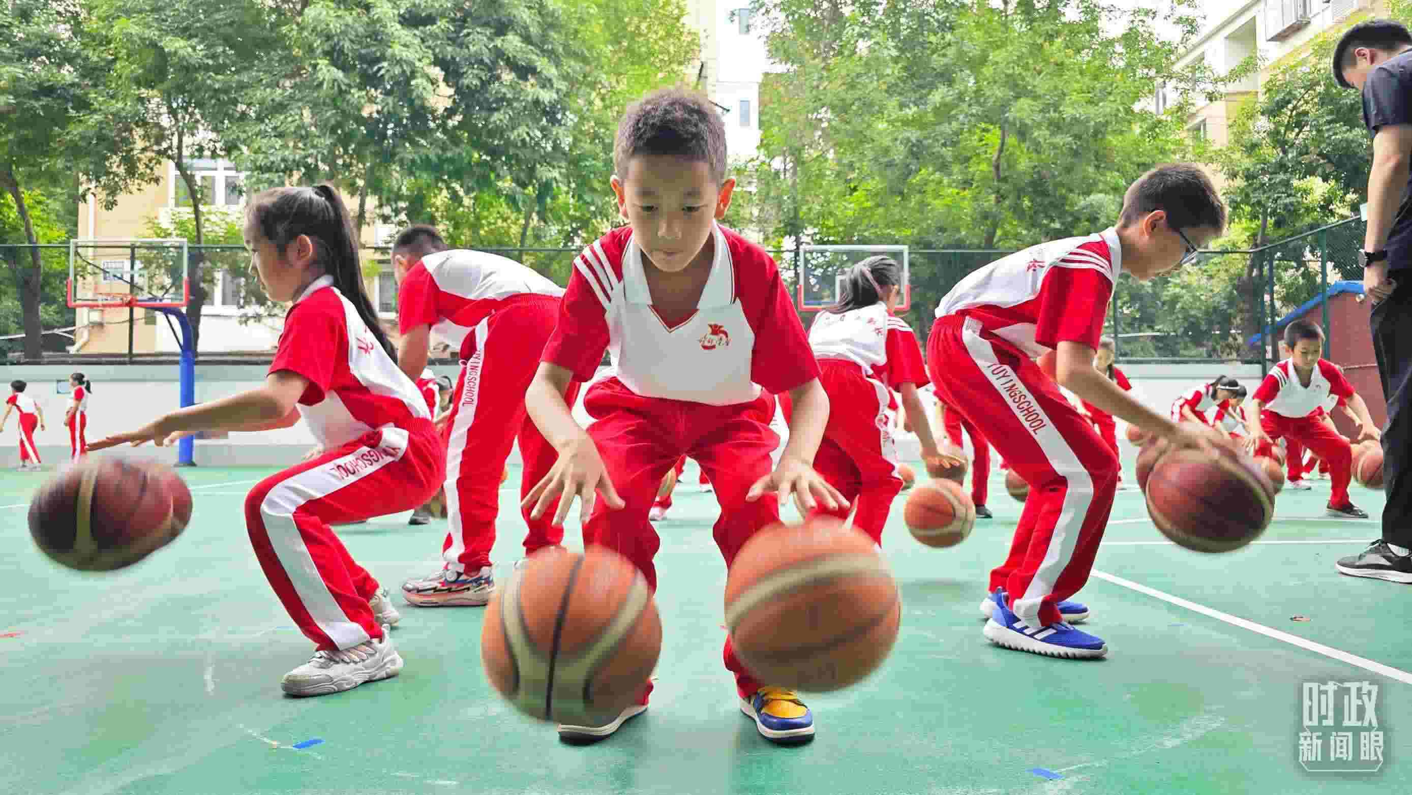 △學(xué)生正在打籃球。（總臺(tái)央視記者彭漢明拍攝）