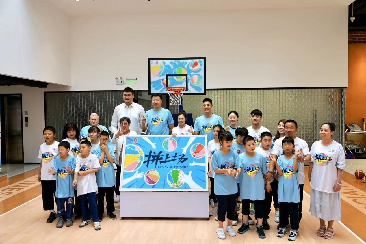 嘉賓與特奧小運動員在活動結束后合影。人民網(wǎng)記者 郝帥攝