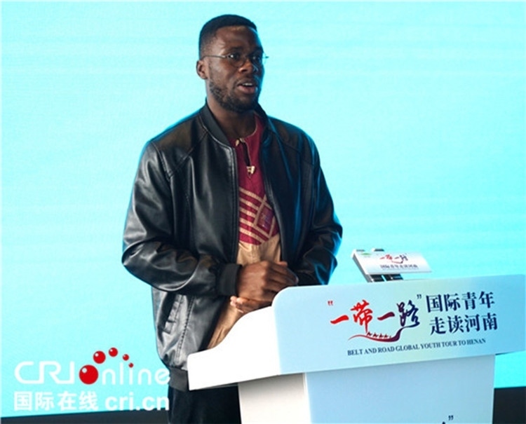 國際青年代表奕曉龍發(fā)言。賈親親 攝