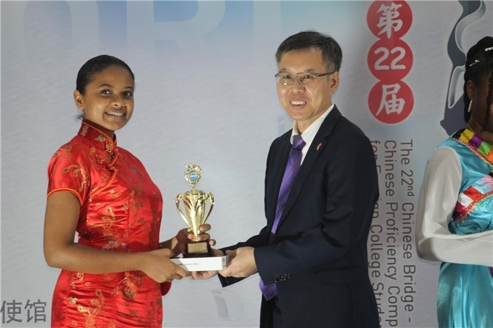 陳錫來參贊為獲獎選手頒發(fā)二等獎。圭亞那大學(xué)孔子學(xué)院供圖