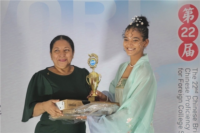 圭亞那大學(xué)校長默罕默德為獲獎選手頒發(fā)一等獎。圭亞那大學(xué)孔子學(xué)院供圖