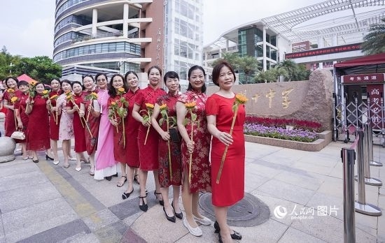 6月7日一早，廈門雙十中學(xué)考生家長們身穿旗袍，手拿向日葵在考場外為孩子加油打氣，寓意“旗開得勝，一舉奪魁”。人民網(wǎng)記者 陳博攝