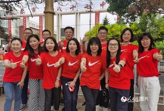 6月7日一早，陽光明媚，天氣涼爽，在長春市第八十七中學(xué)，考生們正陸續(xù)進入考場。親友團為參加高考的學(xué)子們加油鼓勁。人民網(wǎng)記者 王帝元攝