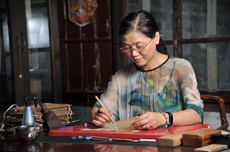 天一閣古籍修復(fù)師工作場景。天一閣博物院供圖