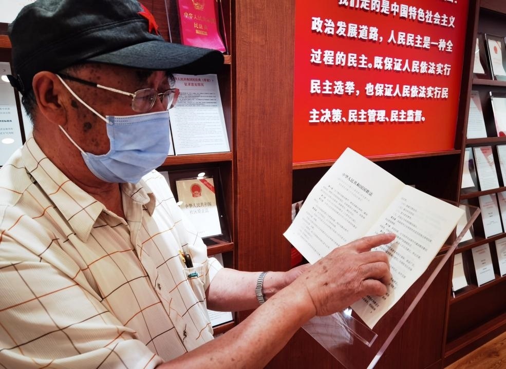 夏云龍給記者展示國歌法修改的內(nèi)容。人民網(wǎng)記者 唐小麗攝